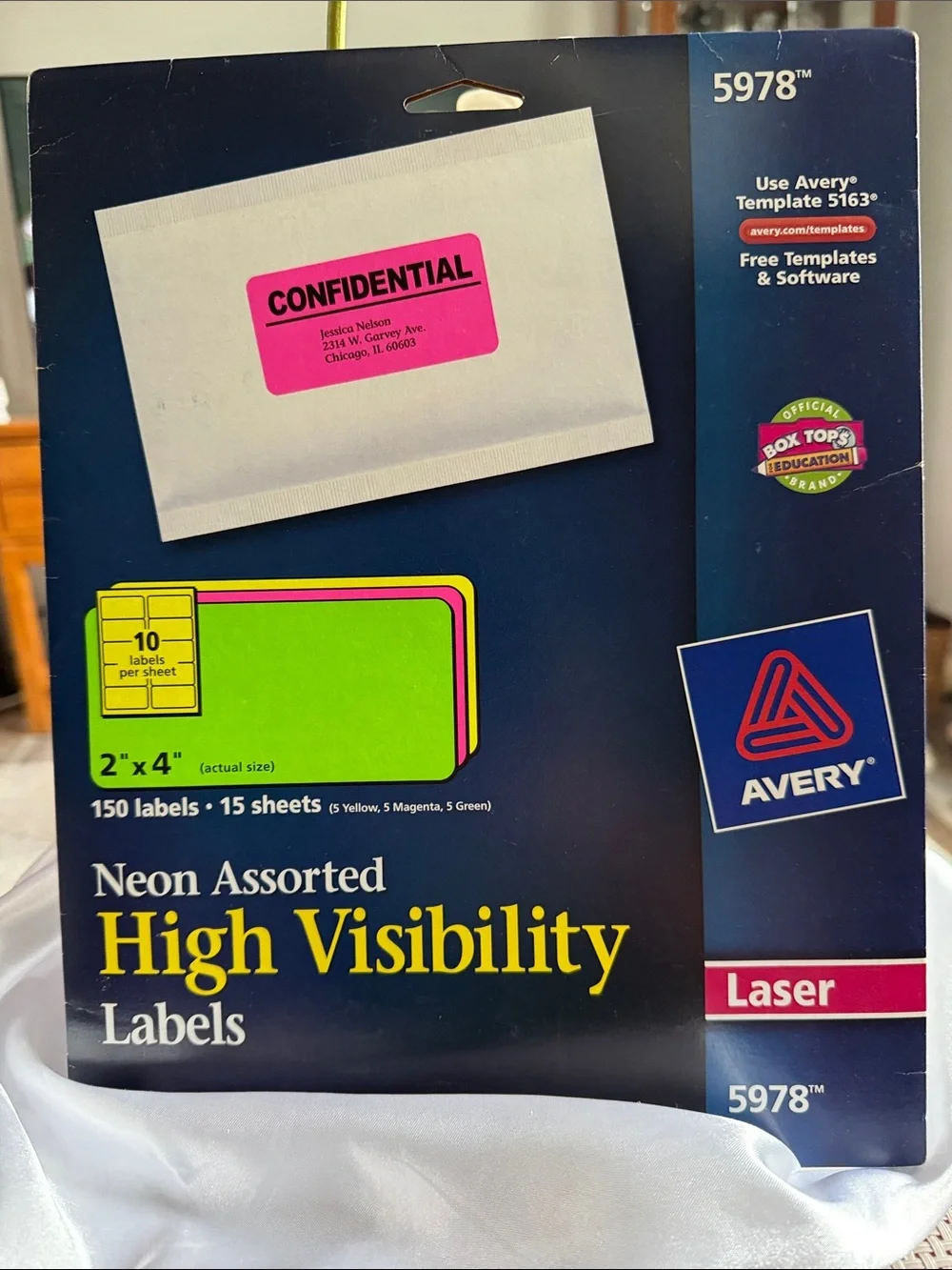 Avery White Adhesive Name Badge Pack NIB